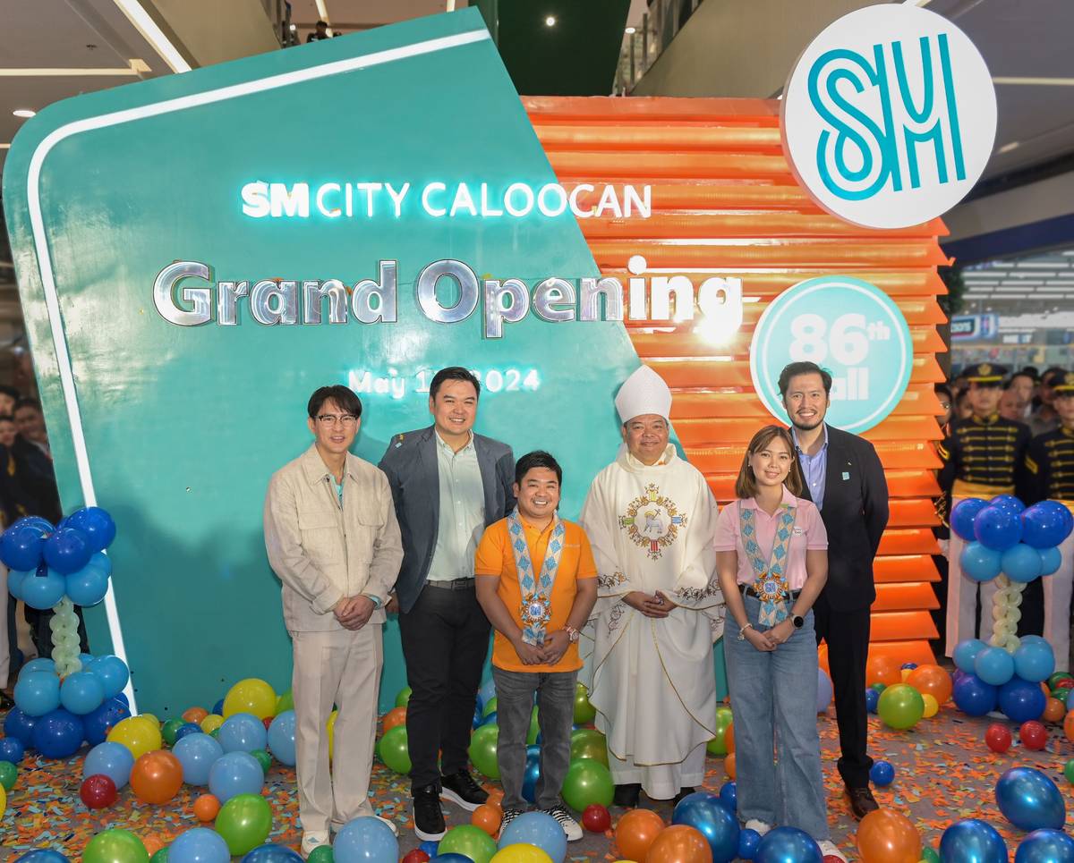 Sharing the honors in the blessing and ceremonial balloon burst are: (L-R): SM Supermalls’ President Steven Tan, SM Engineering Design and Development President Hans Sy Jr., Caloocan City Mayor Dale Gonzalo "Along" Malapitan, Novaliches Bishop Roberto Orendain Gaa, Caloocan City Vice Mayor Karina Teh, and SM Food Retail Executive Director Hendrik Sy.